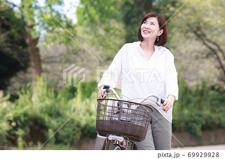 自転車を押して歩く女性 69929928
