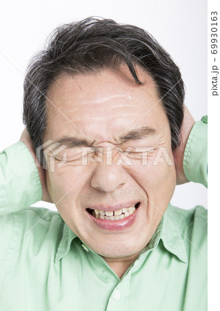 頭を抱える男性 頭を抱える男性 69930163