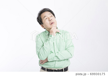 悩むミドル男性 悩むミドル男性 69930175