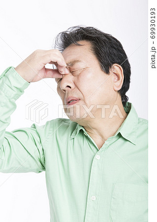 眼精疲労のミドル男性 69930193