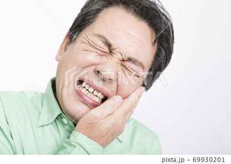 歯が痛む男性 69930201