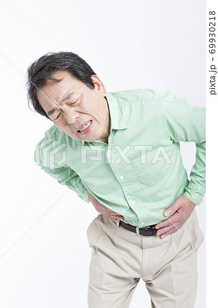 腹痛の男性 69930218