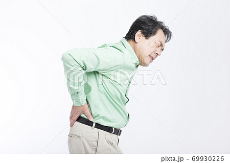 腰痛の男性 69930226