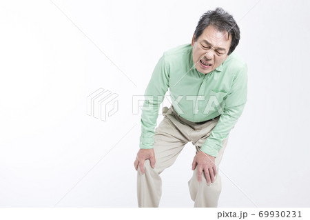 膝が痛い男性 69930231
