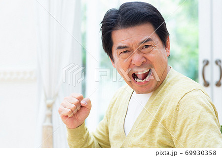 激怒する60代男性 69930358