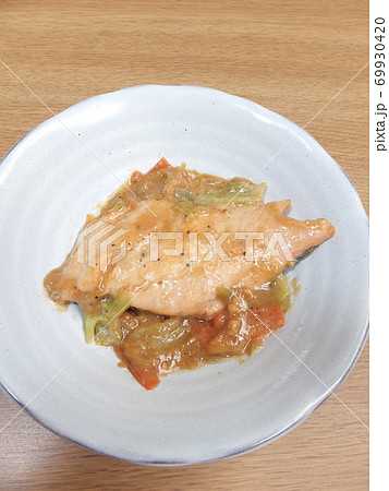 家庭の鮭のちゃんちゃん焼き 69930420