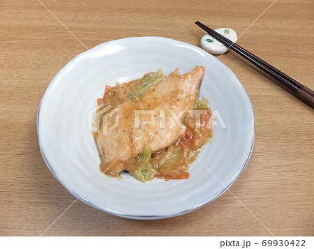 家庭の鮭のちゃんちゃん焼き 69930422