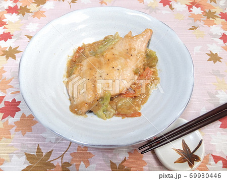 家庭の鮭のちゃんちゃん焼き 69930446