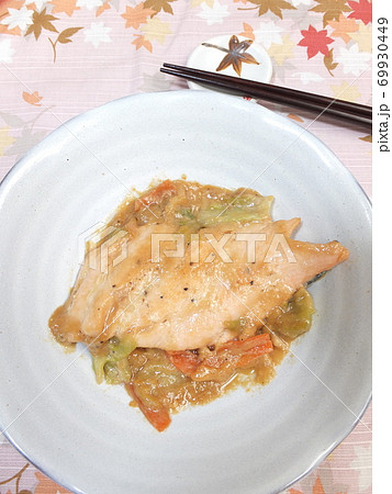 家庭の鮭のちゃんちゃん焼き 69930449