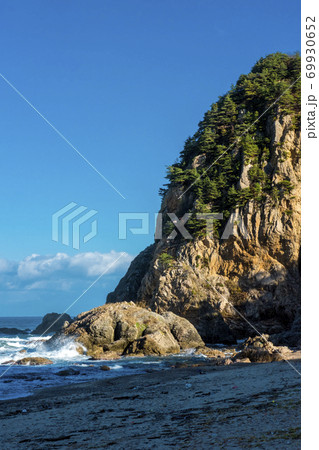 越後名勝笹川流れ　秋晴れの日本海 69930652