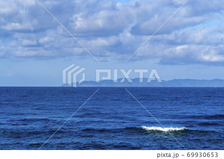 越後名勝笹川流れ　秋晴れの日本海 69930653