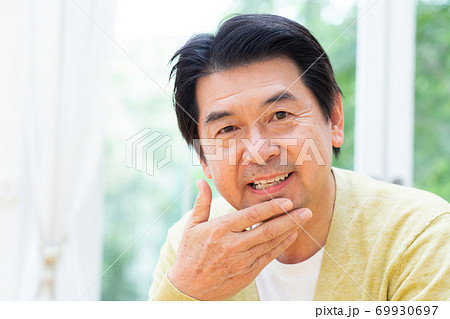顔に手をあてる60代男性 顔に手をあてる60代男性 69930697