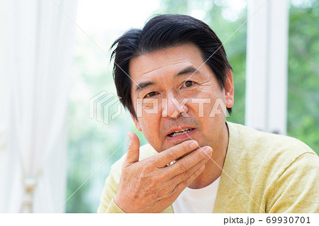 顔に手をあてる60代男性 顔に手をあてる60代男性 69930701