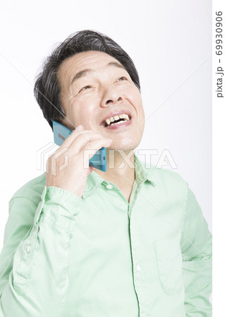 ガラケーで通話する男性 ガラケーで通話する男性 69930906