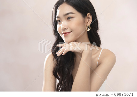 女性　ポートレート　ビューティー 69931071