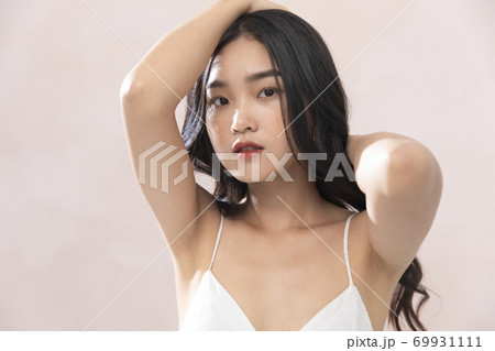 女性　ポートレート　ビューティー 69931111