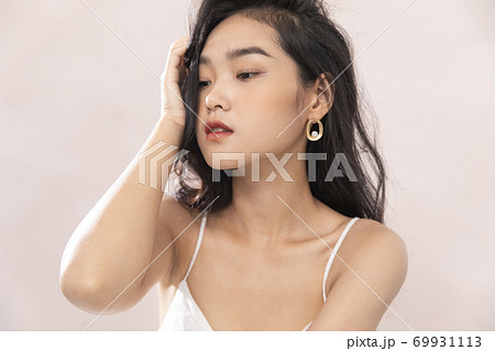 女性　ポートレート　ビューティー 69931113