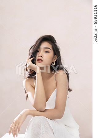 女性　ポートレート　ビューティー 69931116