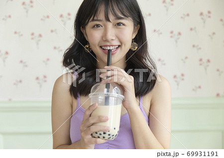 女性　ポートレート　リラックス 69931191