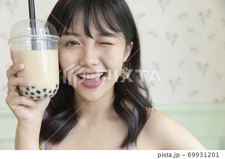 女性　ポートレート　リラックス 69931201