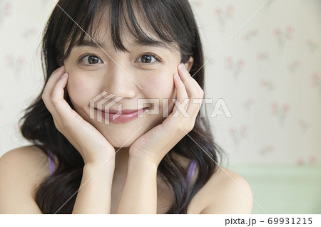 女性　ポートレート　ビューティー 69931215