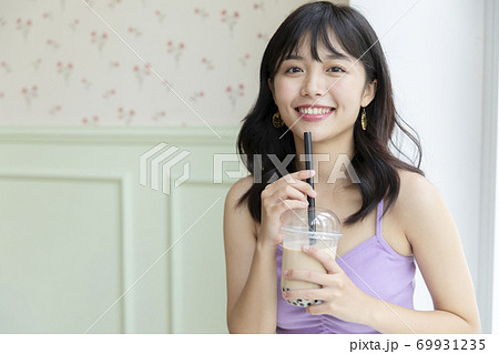 女性　ポートレート　リラックス 69931235