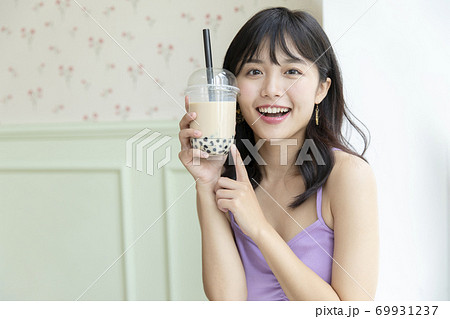 女性　ポートレート　リラックス 69931237
