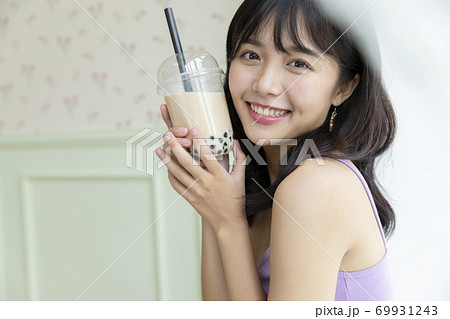 女性 ポートレート リラックスの写真素材