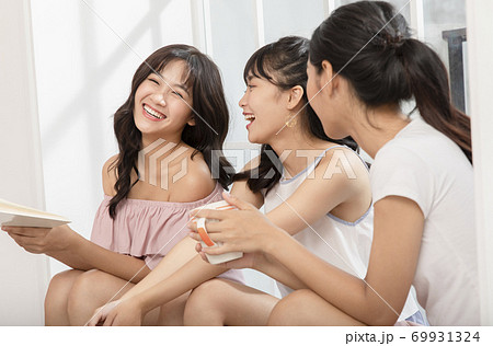 女性 友達 仲良し 女性 友達 仲良し 69931324