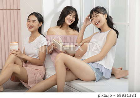 女性 友達 仲良しの写真素材 [69931331] - PIXTA