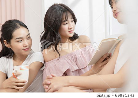 女性 友達 仲良し 女性 友達 仲良し 69931343