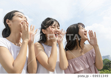 女性　友達　仲良し 69931349