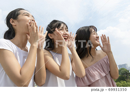 女性　友達　仲良し 69931350
