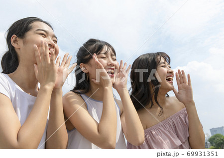 女性　友達　仲良し 69931351