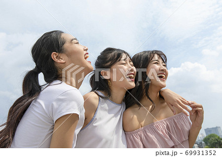 女性　友達　仲良し 69931352