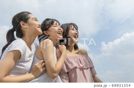 女性　友達　仲良し 69931354