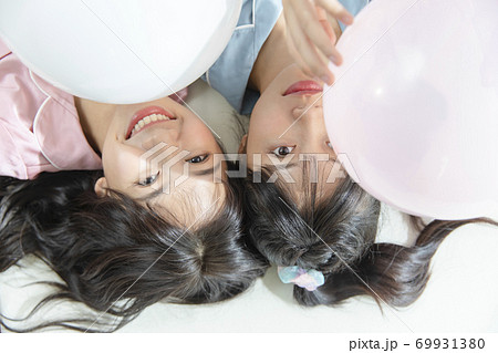 女性　ライフスタイル　パジャマ 69931380