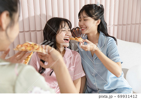 女性　ライフスタイル　パジャマ 69931412