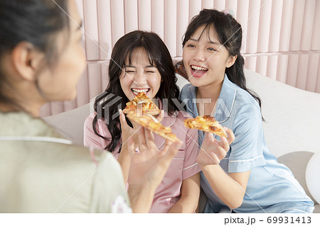 女性　ライフスタイル　パジャマ 69931413