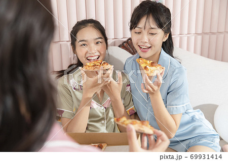 女性　ライフスタイル　パジャマ 69931414