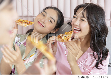 女性　ライフスタイル　パジャマ 69931425