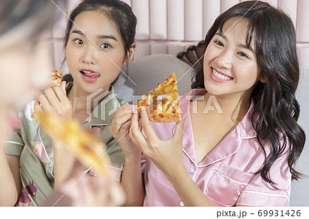 女性　ライフスタイル　パジャマ 69931426