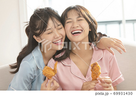 女性　ライフスタイル　パジャマ 69931430