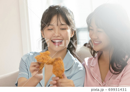 女性　ライフスタイル　パジャマ 69931431