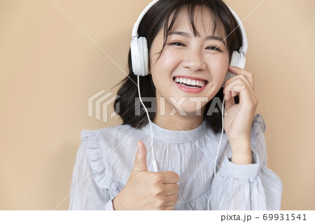 女性　ポートレート 69931541