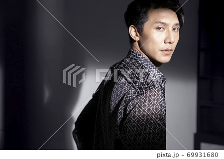 男性　ポートレート　メンズビューティー 69931680