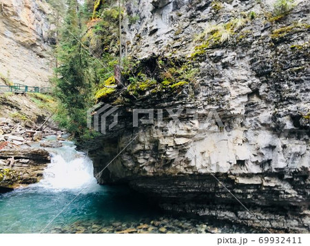 バンフ・美しい滝 69932411