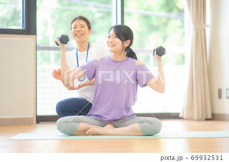 パーソナルトレーナーと生徒 69932531