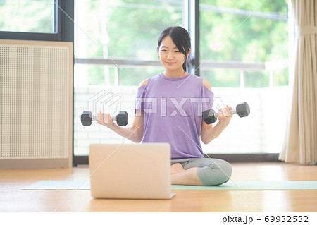 オンライントレーニング・筋トレをする女性 69932532