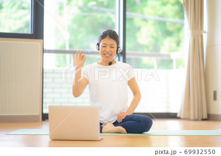 オンラインヨガをする女性 69932550